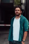 a-portrait-of-a-modern-man-exuding-confidence-and-style-against-an-outdoor-backdrop-showcasing-his-charisma-and-fashionable-demeanor-photo a-portrait-of-a-modern-man-exuding-confidence-and-style-against-an-outdoor-backdrop-showcasing-his-charisma-and-fashionable-demeanor-photo